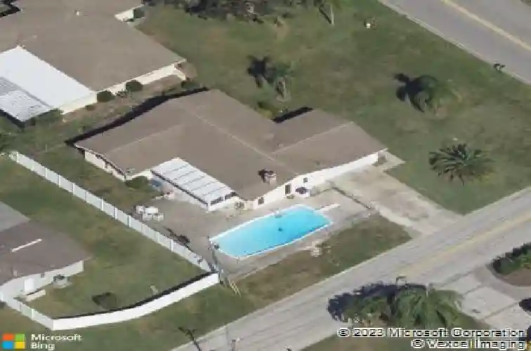 5708 bayshore dr, seminole,  FL 33772