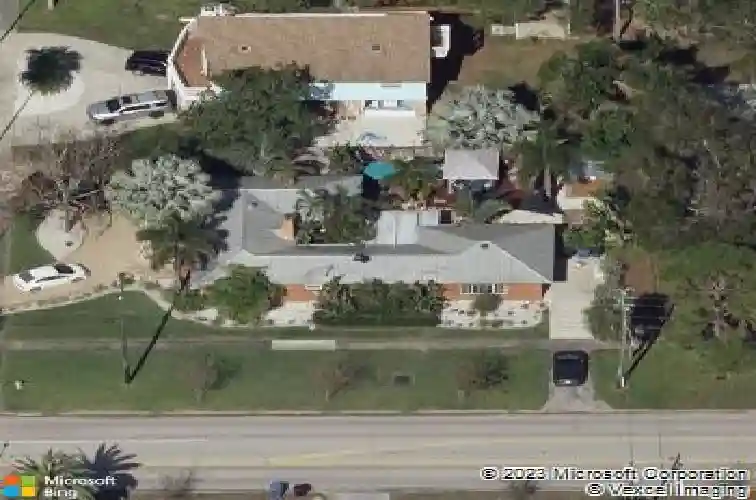 8301 riverside dr ne, saint petersburg,  FL 33702